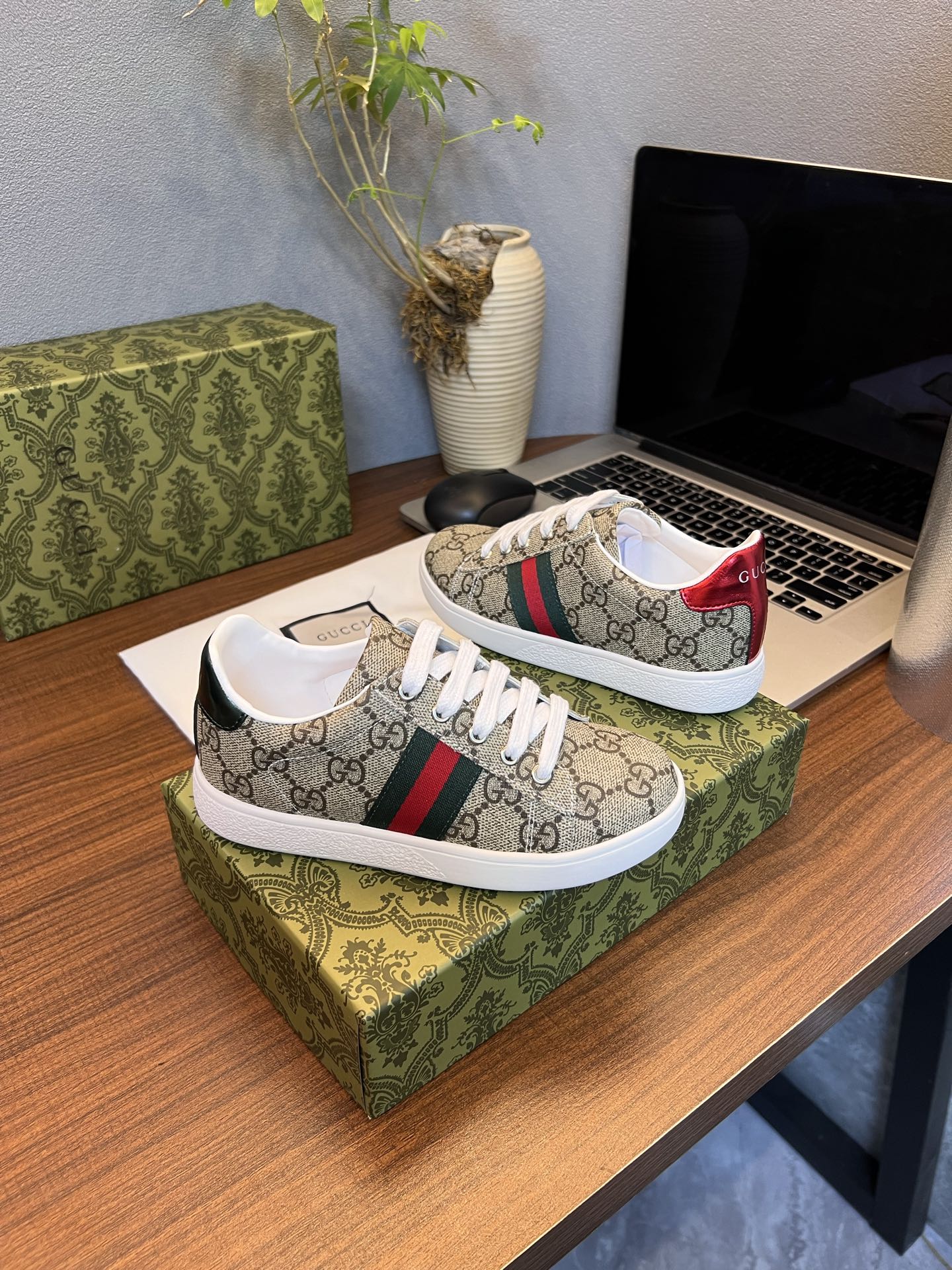 Children's shoes child